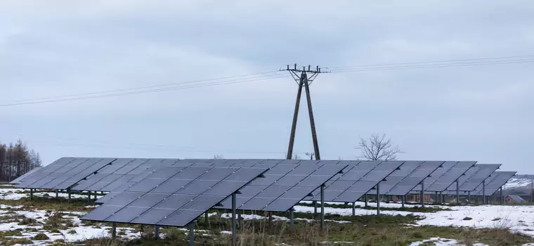 Jak zwiększyć wydajność paneli słonecznych w zimie? Prosta technika usuwania śniegu