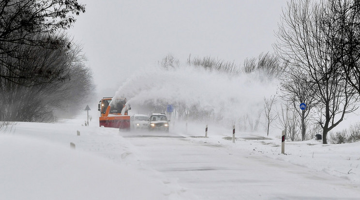 Országszerte több baleset is történt a havazás miatt /Fotó: MTI - Czeglédi Zsolt