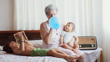 "Po co ją nosisz na rękach?". Jak "kąsają" teściowe