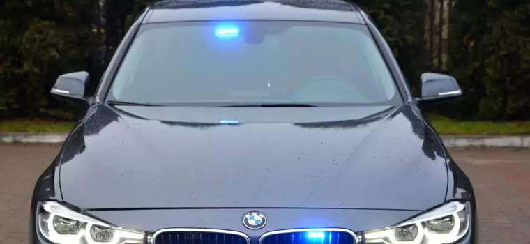 Policjanci drogówki próbowali wrobić kierowcę w uszkodzenie radiowozu BMW