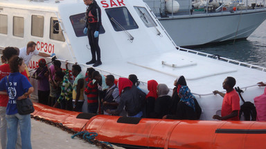 Włochy: wielu zaginionych po zatonięciu łodzi z nielegalnymi imigrantami