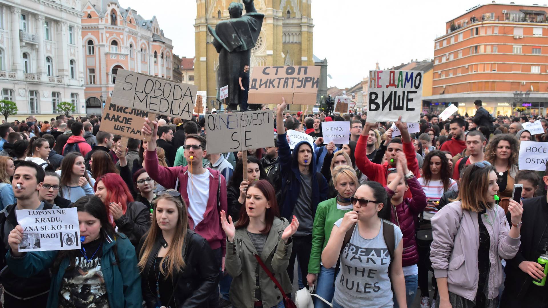 Na protestu u Novom Sadu pokušali da izazovu haos