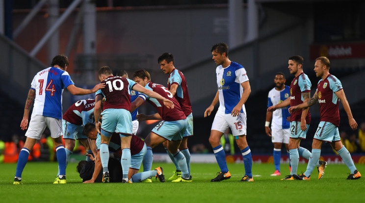 A pályára rohanó férfit 
földre teperték és lefogták a Burnley futballistái/Fotó:GettyImages