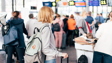 Polscy turyści koczowali kilkanaście godzin na lotnisku. Nie mieli dostępu do bagażu