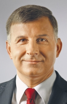 Zbigniew Jagiełło od września 2009 r. jest prezesem PKO BP. W ubiegłym roku jego zarobki na tym stanowisku wyniosły 2892 tys. zł. Jako jeden z nielicznych nie stracił posady