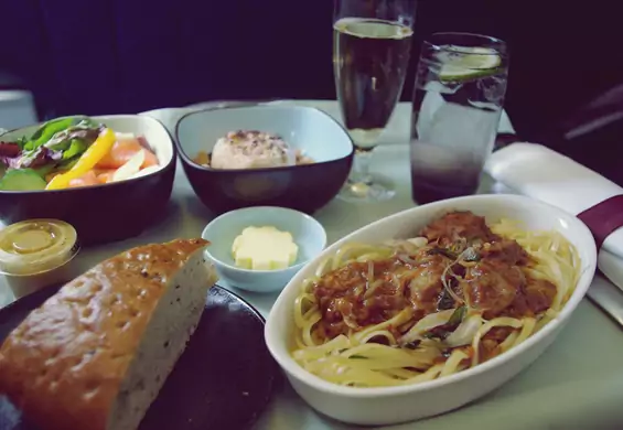 Tak wyglądają obiady w klasie ekonomicznej i biznesowej w liniach lotniczych z różnych państw. Bogaci jedzą lepiej?