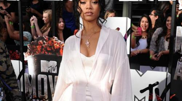 Köntösben és selyembugyiban jelent meg Rihanna - videó!