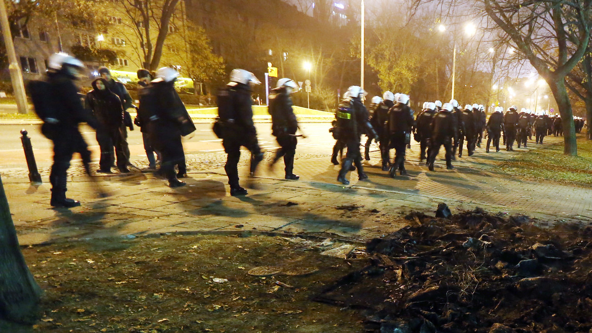 Trzy miesiące więzienia za znieważenie policjanta – to najwyższy wyrok, jaki zapadł dziś w sprawie zatrzymanych po Marszu Niepodległości w stolicy. Usłyszały go dwie osoby. Pozostałe dostały kary pół roku prac społecznych i grzywny. Policja zatrzymała kolejnych dwóch mężczyzn podejrzewanych o spalenie budki pod ambasadą rosyjską.