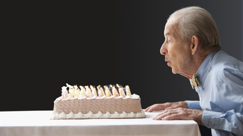 idős férfi, születésnap, torta, koronavírus, 