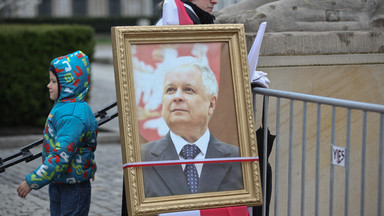 Litwa: kwiaty pod lipą Lecha Kaczyńskiego w Wilnie