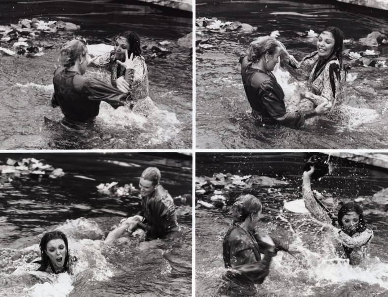 Walka Krystle (Linda Evans) z Alexis (Joan Collins) w błotnistej sadzawce