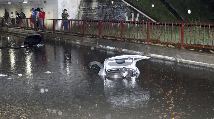 Szolnokon egy aluljárót lepett el a víz / Fotó: MTI/Mészáros János