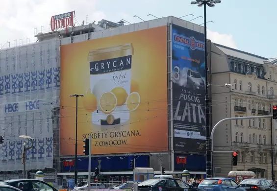 Szpetne reklamy jednak nie znikną z Warszawy. Uchwała krajobrazowa unieważniona przez PiS