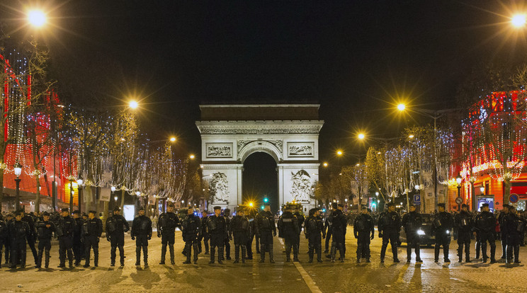 Francia rendőrök állnak sorfalat a Diadalív előtt a párizsi Champs Elysées-n szilveszter éjszakáján-MTI