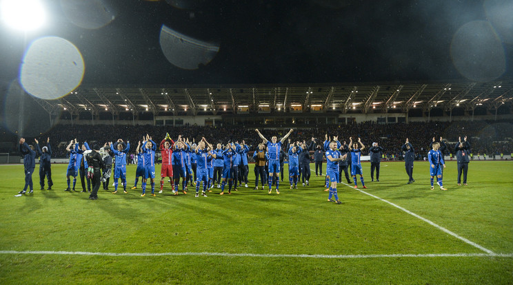 A játékosok együtt ünnepeltek a szurkolókkal /Fotó: AFP