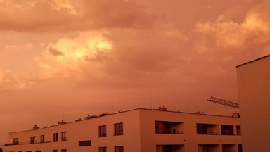 Pomarańczowe niebo nad Warszawą - wyjaśniamy zjawisko