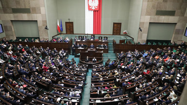 Zarabiają miliony, a i tak wnioskują o dodatkowe uposażenie. Na liście m.in. Robert Dowhan