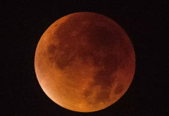 Dlaczego Księżyc podczas zaćmienia będzie krwistoczerwony? Proste wytłumaczenie