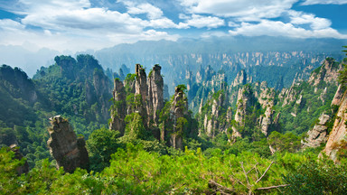 Krok w chmurach: niezwykły Park Narodowy Zhangjiajie (Chiny)