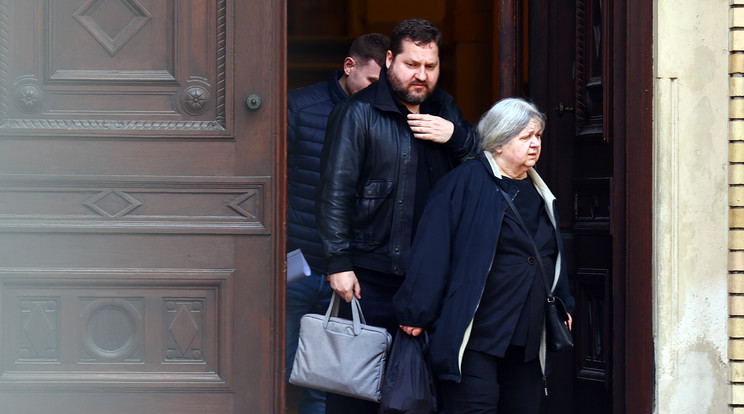 Édesanyjával távozott a bíróság épületéből P. Koltai Gábor  Fotó: Zsolnai Péter