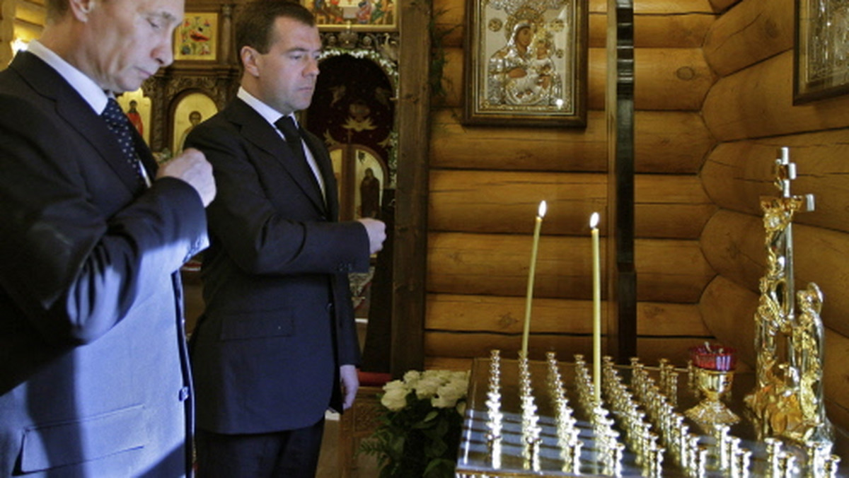 W Rosji rozpoczęła się jednodniowa żałoba narodowa po tragicznej katastrofie polskiego samolotu, w której zginął prezydent Polski Lech Kaczyński z żoną Marią.