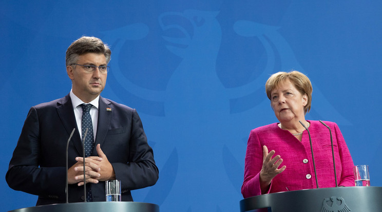 ngela Merkel német kancellár és Andrej Plenkovic horvát miniszterelnök a mai megbeszélés után / (MTI/EPA/Hayoung Jeon)