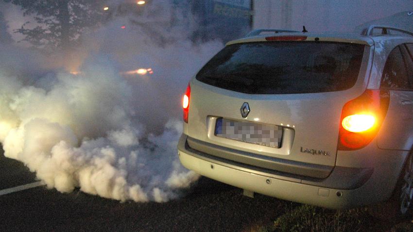 Poznaj auto po spalinach Zobacz, co oznacza kolor dymu?