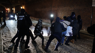 Kaczyński na Wawelu. Protestujący położyli się na drodze i "przypięli do słupa"