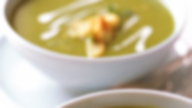 Zupa z zielonego groszku i rukwi wodnej z sezamowymi grzankami