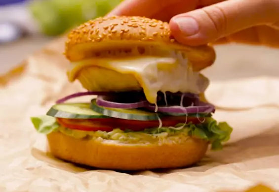Fishburger z ciągnącym się serem i domowym majonezem
