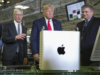 Donald Trump wtrącił się do sporu FBI i Apple, stając po stronie służb specjalnych. Federalne Biuro Śledcze domaga się od koncernu pomocy w odblokowaniu telefonu zamachowca, który w grudniu zaatakował bazę USA Navy. Na zdjęciu : Donald Trump orz Tim Cook, CEO Apple, w grudniu 2019 roku podczas wizyty w Flextronics. 