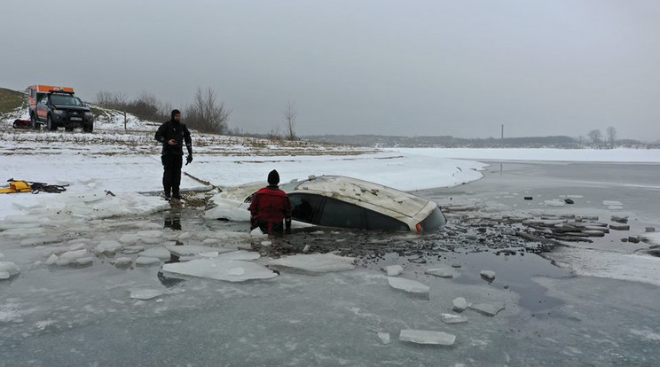 A befagyott folyó aljáról került elő a fehér személyautó, amit 
csörlő segítségével húztak ki a partra
