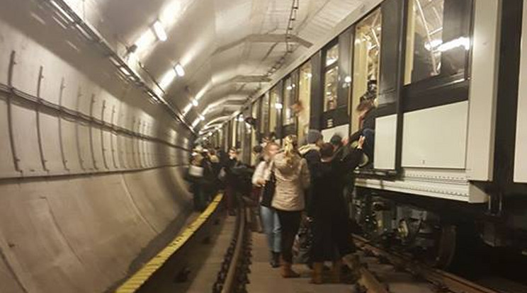 Áramellátási hiba miatt a teljes vonalon leállt az M4-es metró / Fotó: Blikk