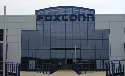 Foxconn chce produkować tanio. W Chinach to coraz trudniejsze, bo pracownicy chcą zarabiać więcej i pracować w godziwych warunkach