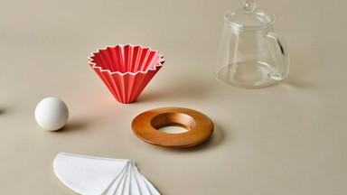 Ten ceramiczny dripper wygląda jak origami. Zaparzysz w nim przepyszną kawę
