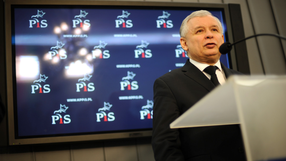 Prezes PiS Jarosław Kaczyński w artykule dla "Rzeczpospolitej" ocenił, że Donald Tusk większość problemów stworzył sam. Zarzucił mu m.in., że nie wie co się powinno robić, będąc premierem.