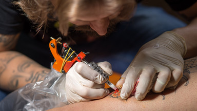 Kontrowersyjna forma żałoby: zrobiła sobie tatuaż z prochów zmarłej córki