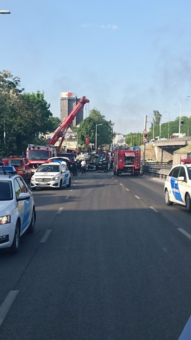 A tűzoltóautó rádőlt egy személyautóra és teljesen összenyomta annak tetejét. Információnk szerint egy ember meghalt abban a kocsiban.