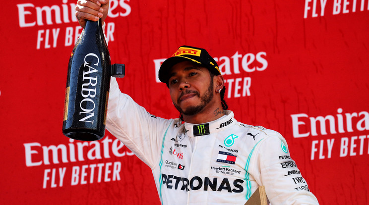 Autóját és trófeáját is egy haldokló kisfiúnak ajándékozta Lewis Hamilton /Fotó: Northfoto