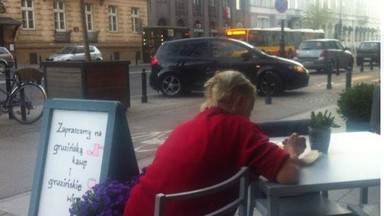 Schorowana staruszka usiadła w jednej z warszawskich restauracji. Nie uwierzycie, co zrobił kelner