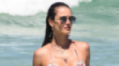 Alessandra Ambrosio pręży ciało w skąpym bikini. Co za ciało!