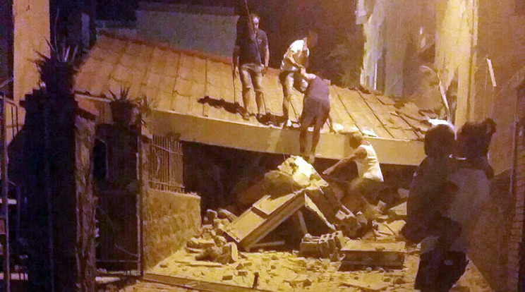 Házak dőltek össze a földrengés után /Fotó: MTI