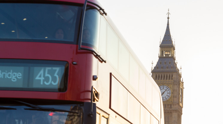 Nem mindennapi balhét láthattak az utasok London utcáján / Illusztráció: Northfoto