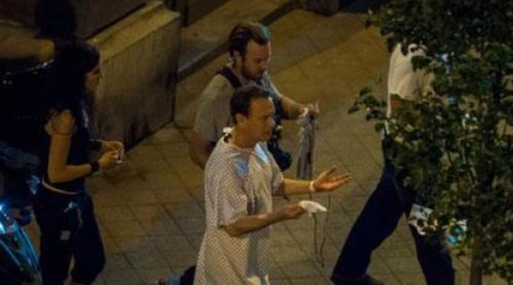 Infúzióval a karjában sétálgatott Tom Hanks Budapesten