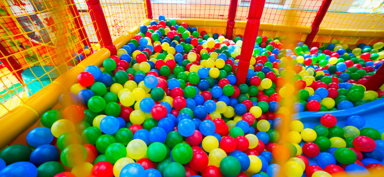 Pracownica sali zabaw ujawnia, co znajduje w basenach z kolorowymi piłeczkami