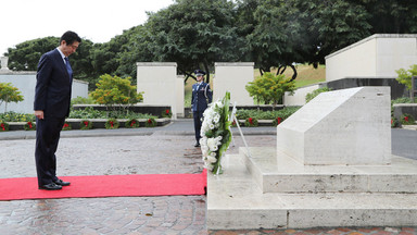 Premier Japonii złożył wieńce w miejscach pamięci ofiar ataku na Pearl Harbor