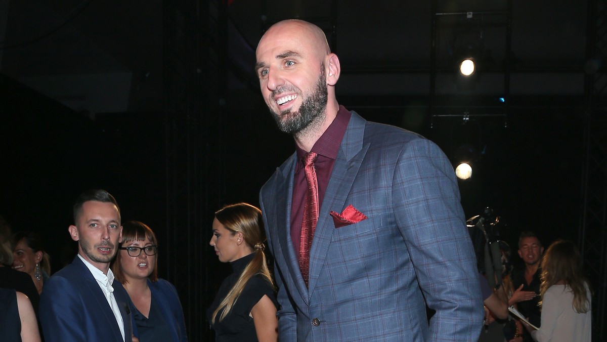 Po meczu z Cleveland Cavaliers Marcin Gortat wybrał się do jednego z klubów nocnych w Los Angeles. Serwis tmz.com zamieścił w sieci wideo, na którym uwieczniono koszykarza Washington Wizards wsiadającego do samochodu z trzema kobietami. Polak odniósł się do tego na Twitterze.