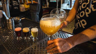 Belgia: właściciel baru skazany na trzy miesiące za podanie piwa
