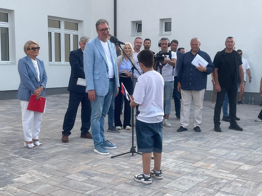 Dečak prišao da postavi pitanje Vučiću