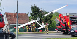 Groźny wypadek w Płocku. Szybowiec uderzył w drzewo